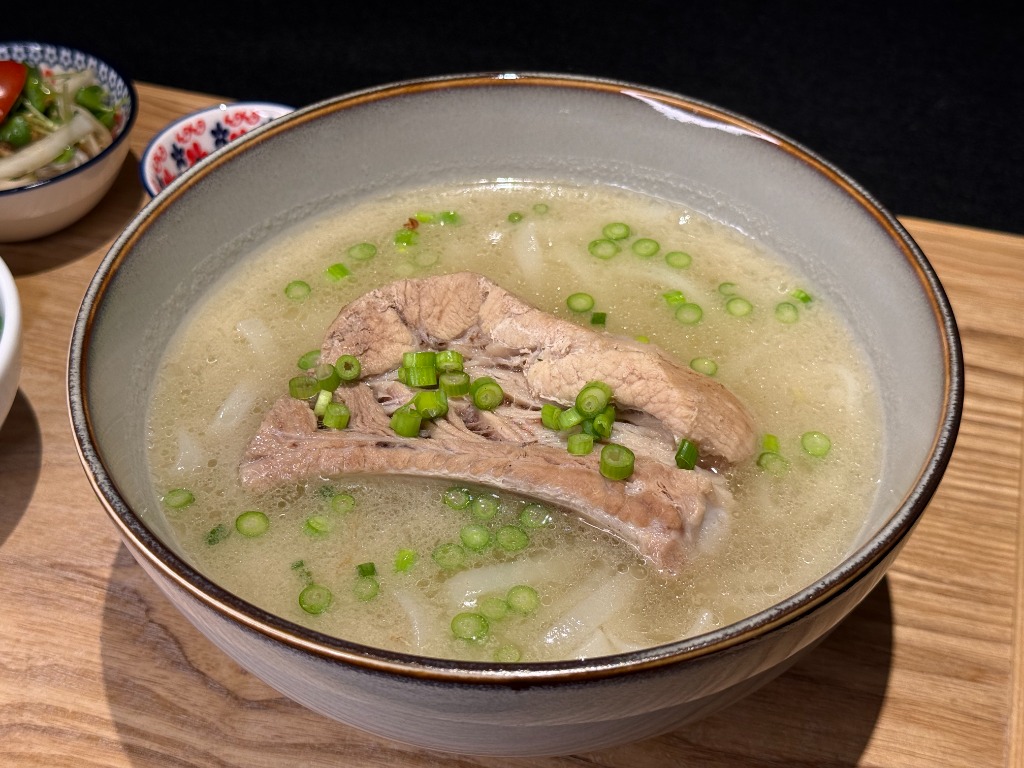 バクテーフォー (肉骨茶フォー)